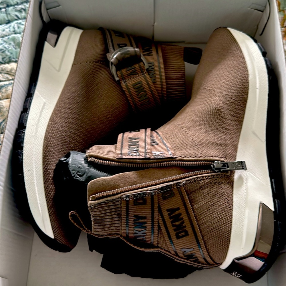 NEW DKNY High Top Sneakers Size 7.5 Fabric Sock Boot Slip on Athleisure Walking
